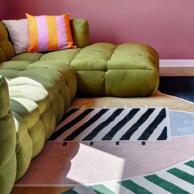 Hvilket tæppe til en grøn sofa? Ekspertens tips - Rugvista