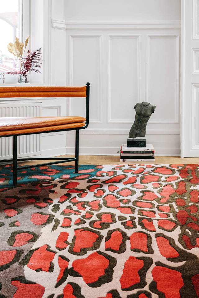 Black / grey  handtufted -  Carpet in a bedroom.