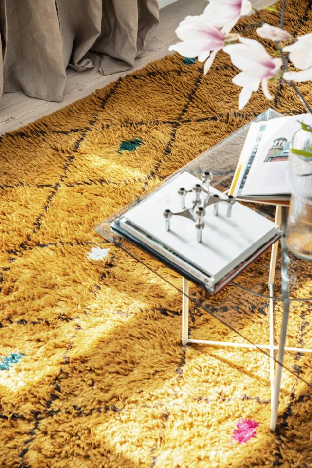 Brown / yellow  kids carpet -   in a living room.