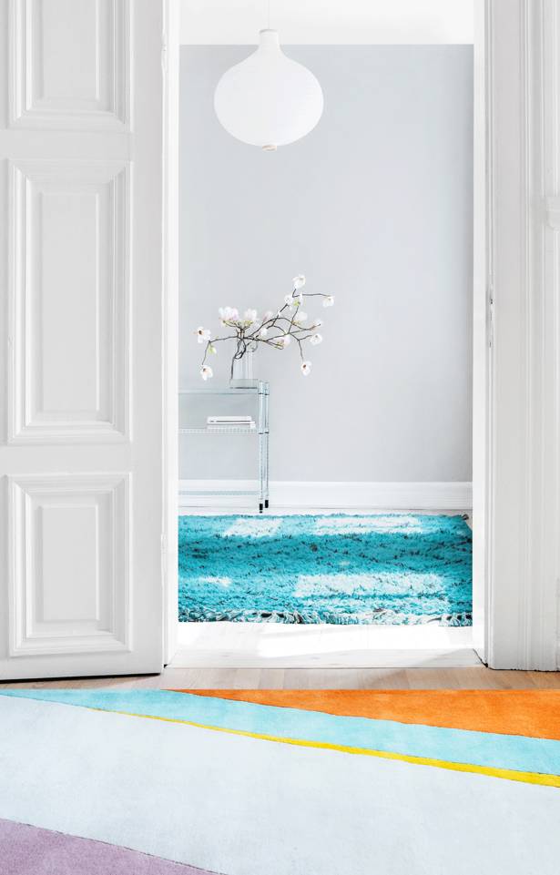 White  handtufted -  Carpet in a living room.