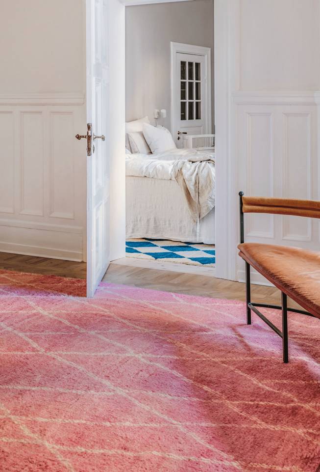Pink  handknotted berber shaggy -  Carpet in a atelier.