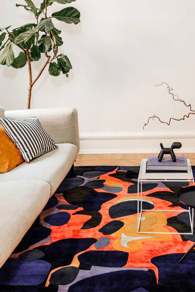 Pink  handtufted wool / viskos -  Carpet in a living room.