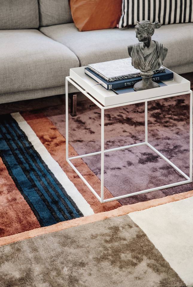 Black / grey  handtufted viscose -  Carpet in a living room.