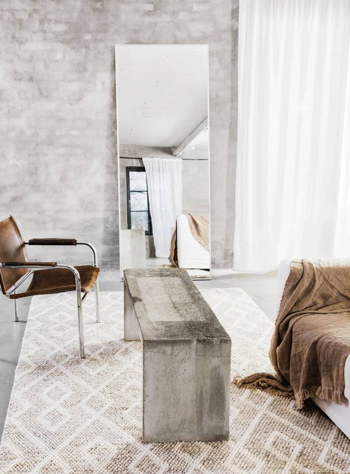 White  kilim drop / struktur -  Carpet in a living room.