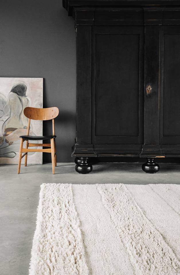 White  high low shaggy -  Carpet in a living room.