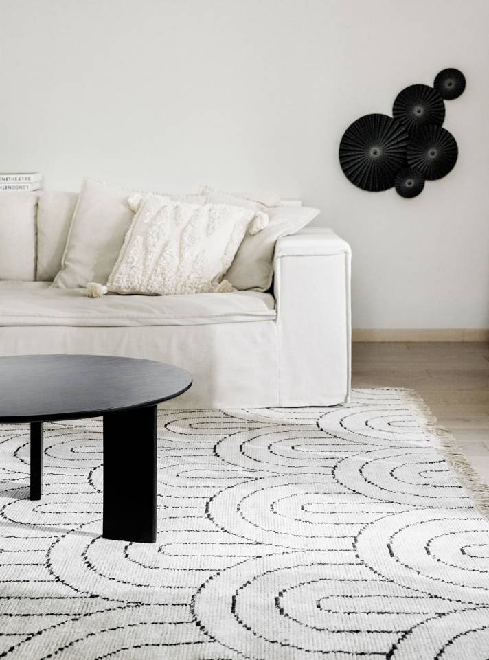 Black / grey  bamboo silk handloom -  Carpet in a living room.