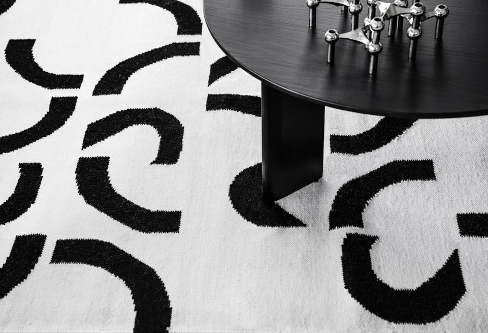 White  kilim modern -  Carpet in a dining area.