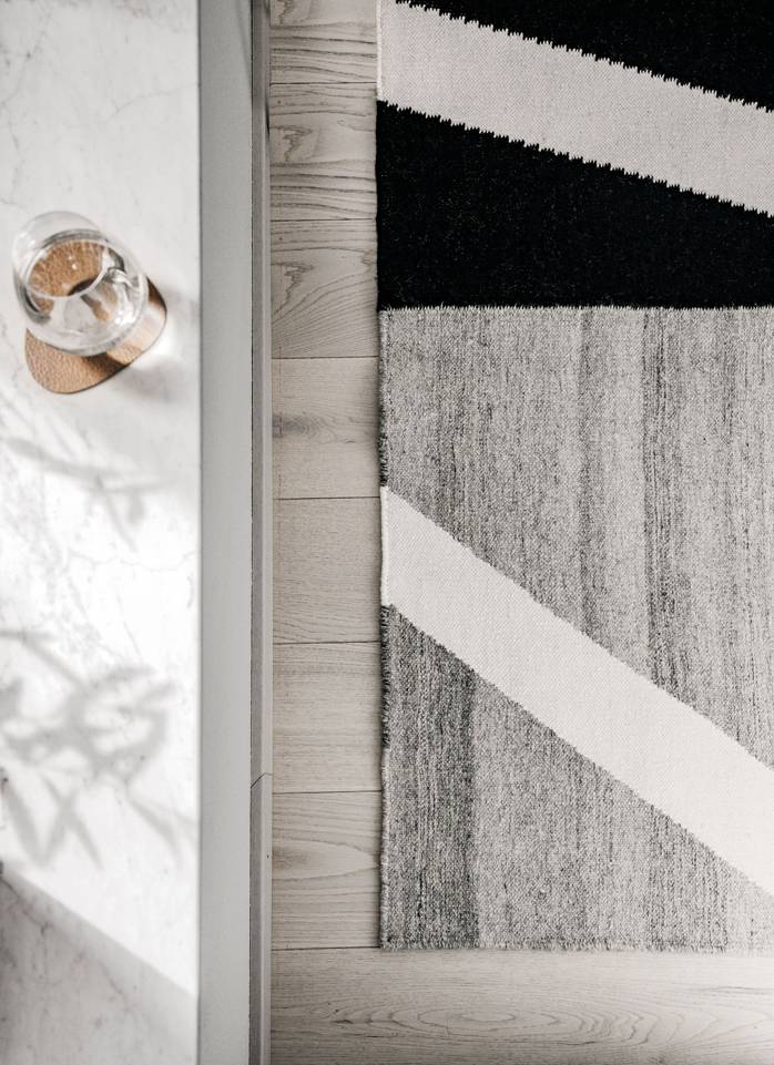 White  kilim modern -  Carpet in a living room.