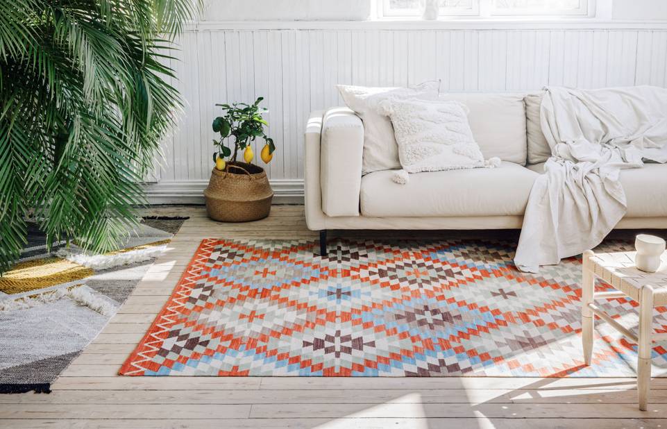 Brown / yellow  kilim indo -  Carpet in a living room.