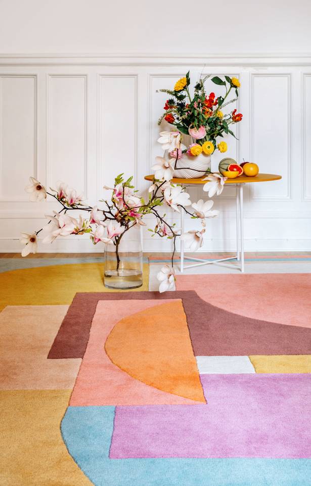 White  handtufted -  Carpet in a living room.