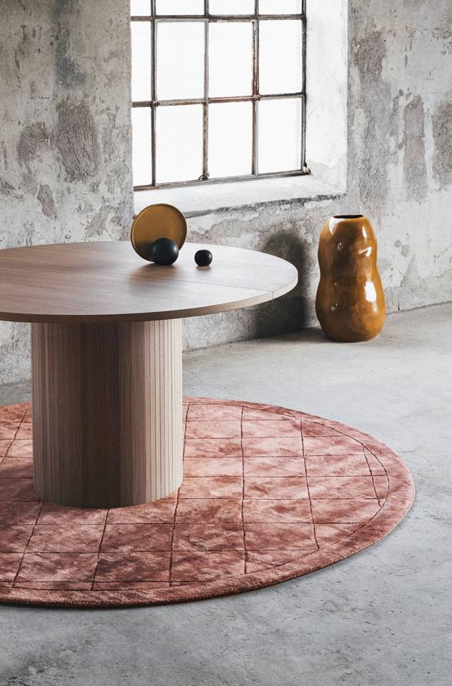 Red round viscose modern -  Carpet in a dining area.