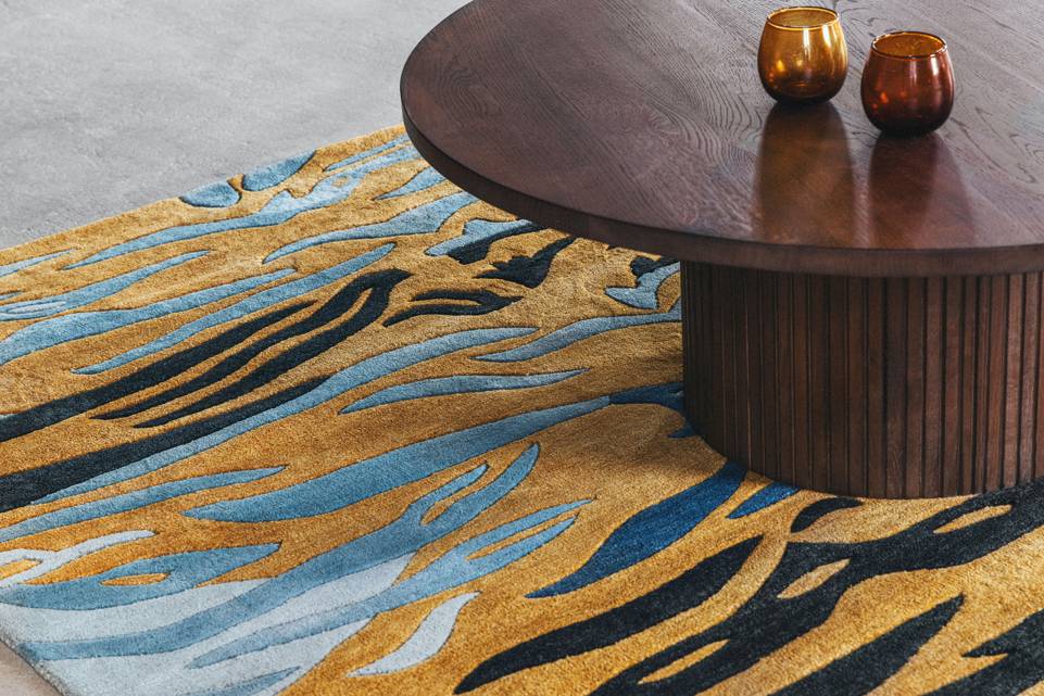Brown / yellow  handtufted wool / viskos -  Carpet in a living room.