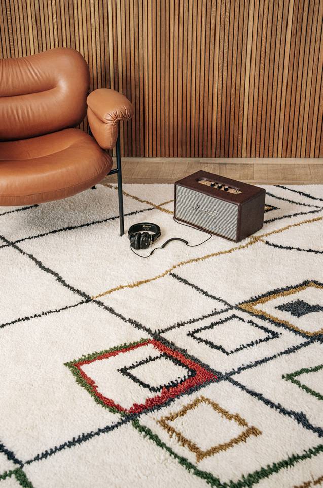 White  berber stick shaggy -  Carpet in a living room.