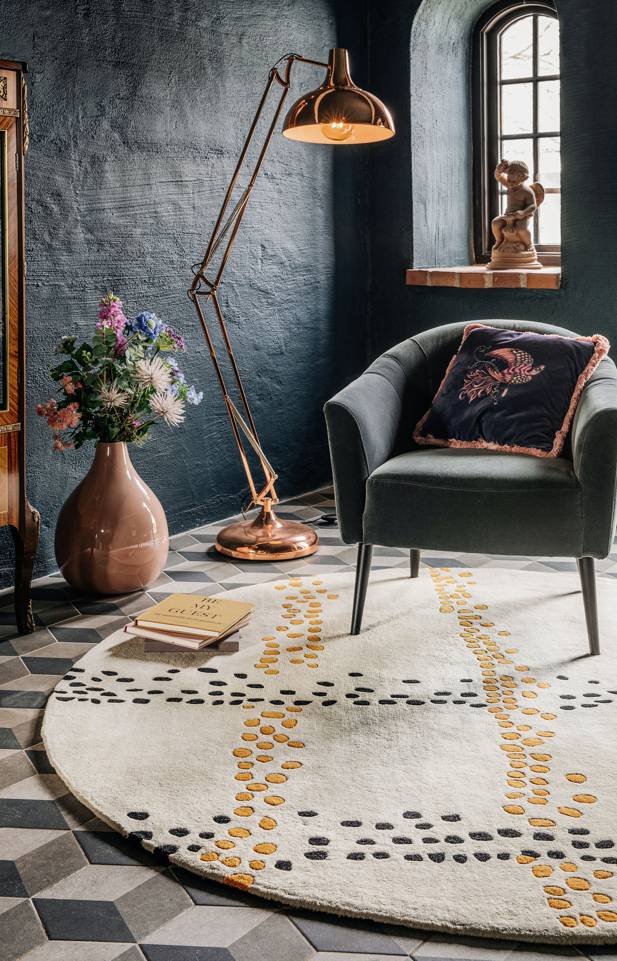 White round handtufted -  Carpet in a living room.
