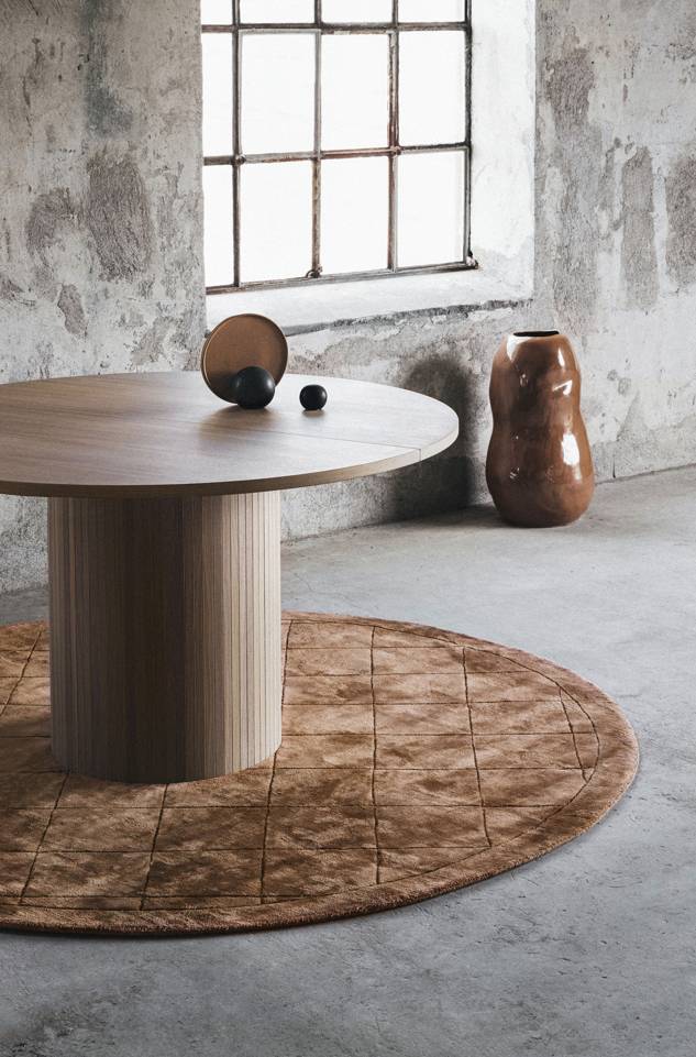 Black / grey round viscose modern -  Carpet in a living room.