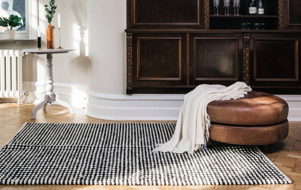 Black / grey  kilim drop / struktur -  Carpet in a living room.