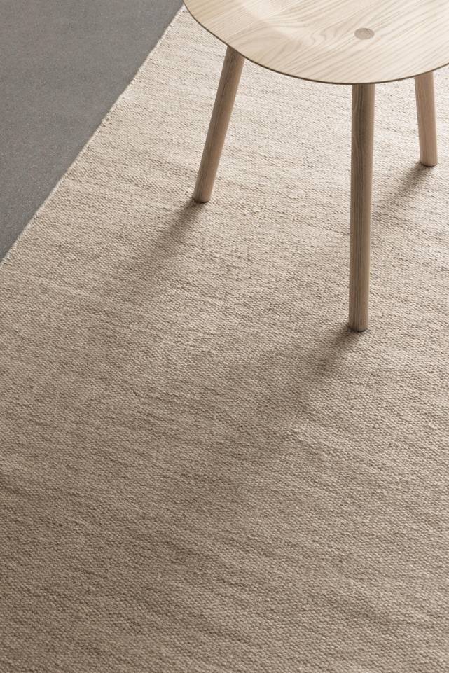 White  kilim modern -  Carpet in a dining area.
