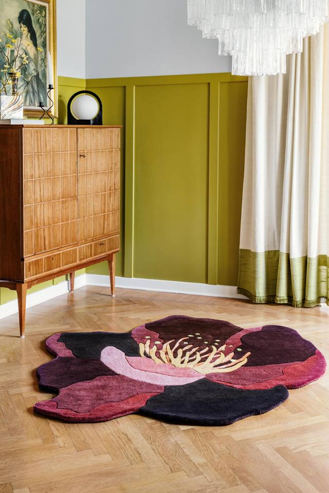 Red round handtufted wool / viskos -  Carpet in a living room.