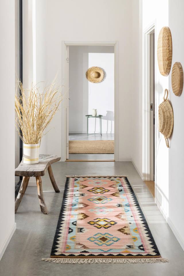 Pink runner kilim indo -  Carpet in a hallway.