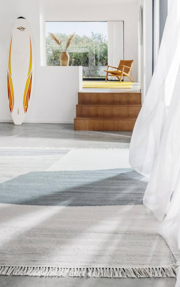 Black / grey  pet yarn kilim -  Carpet in a living room.