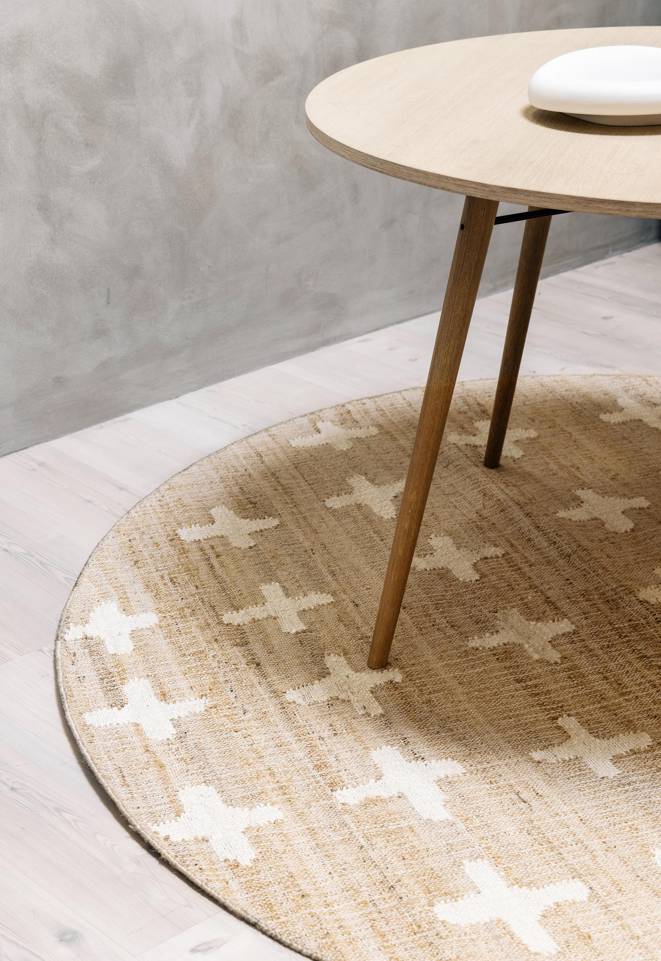 White round jute cotton -  Carpet in a dining area.