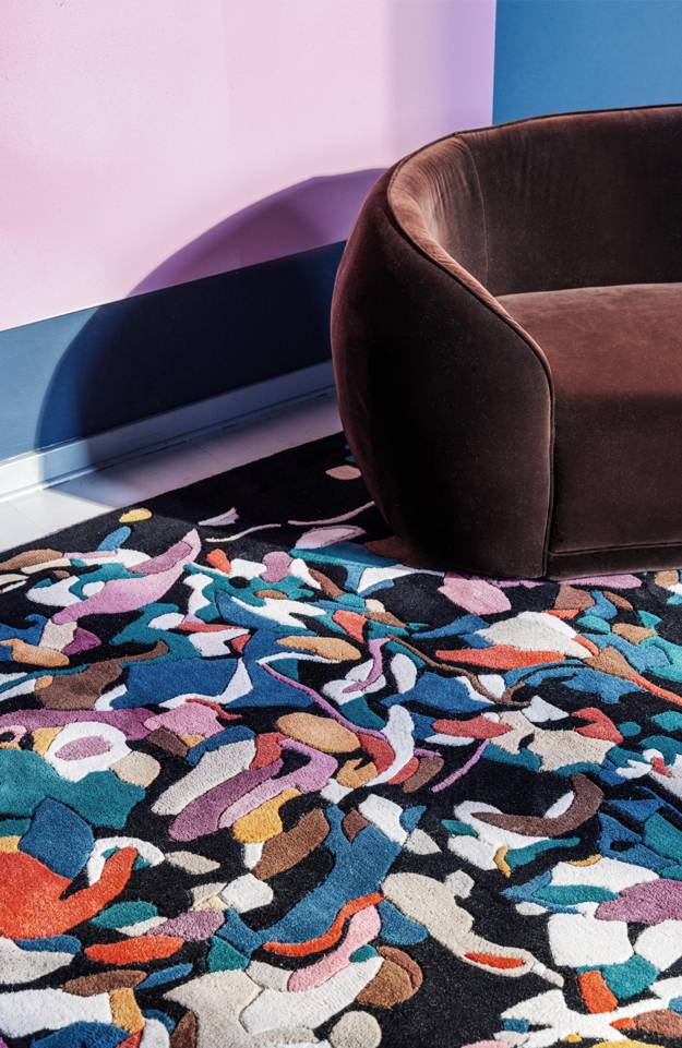Black / grey  handtufted -  Carpet in a living room.