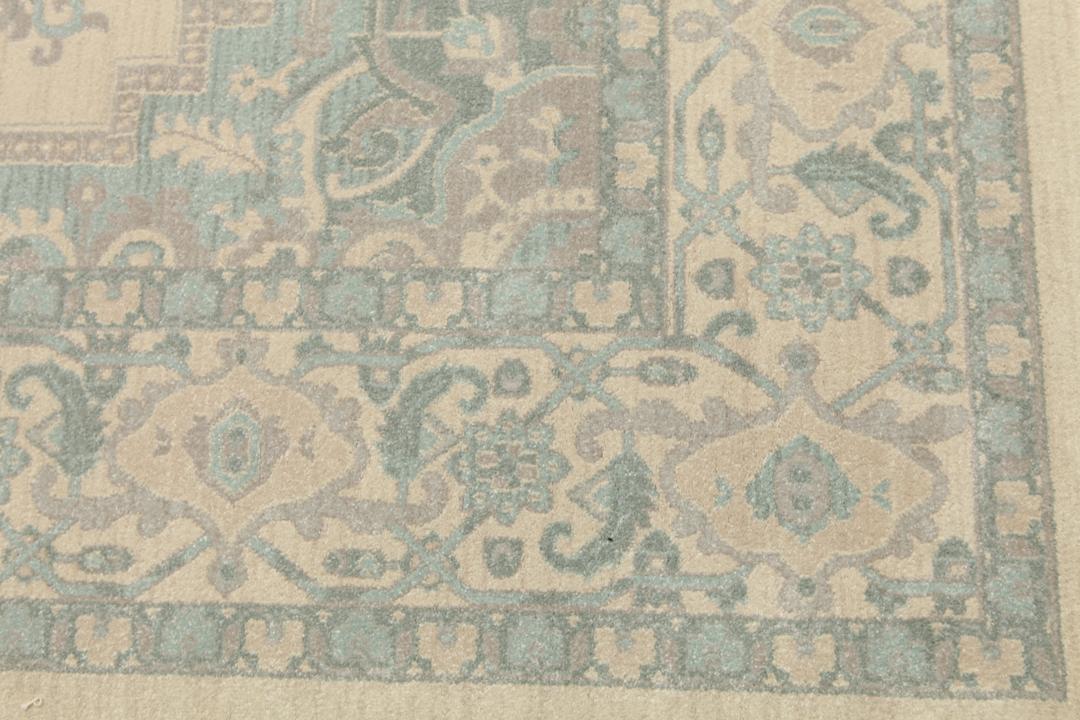 Crèmekleurig en lichtblauw tapijt met een traditioneel patroon