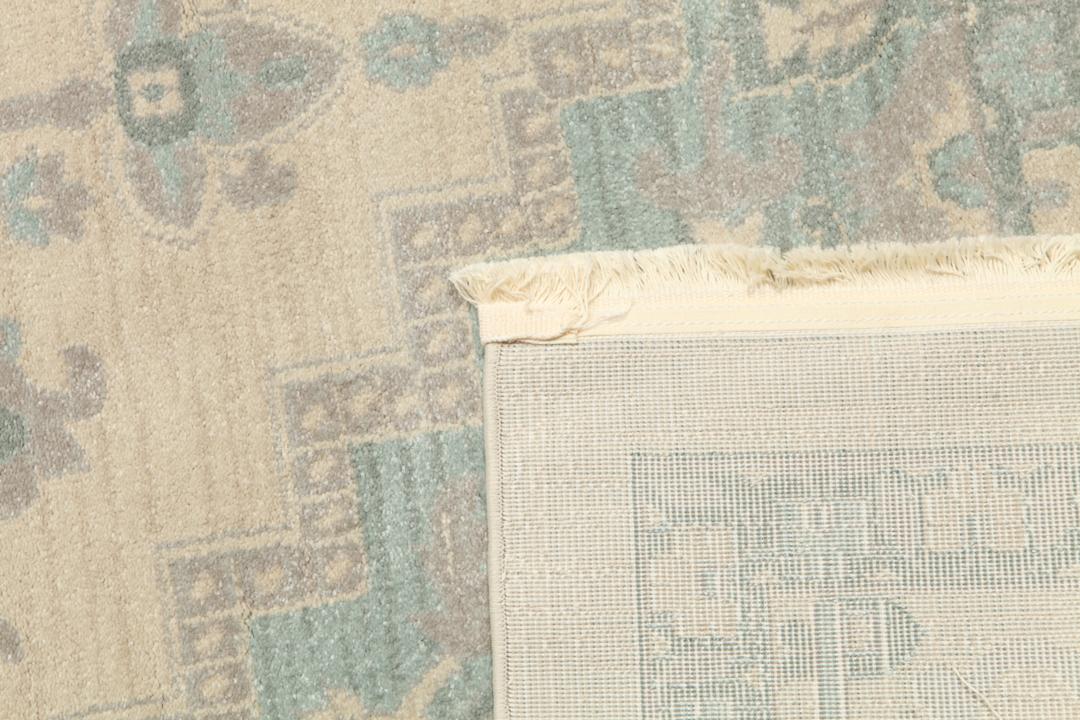 Crèmekleurig en lichtblauw tapijt met een traditioneel patroon