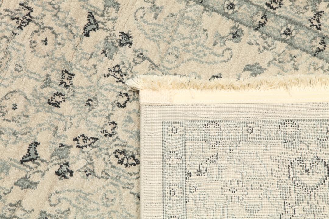 Beige og grønt løbertæppe med detaljeret mønster