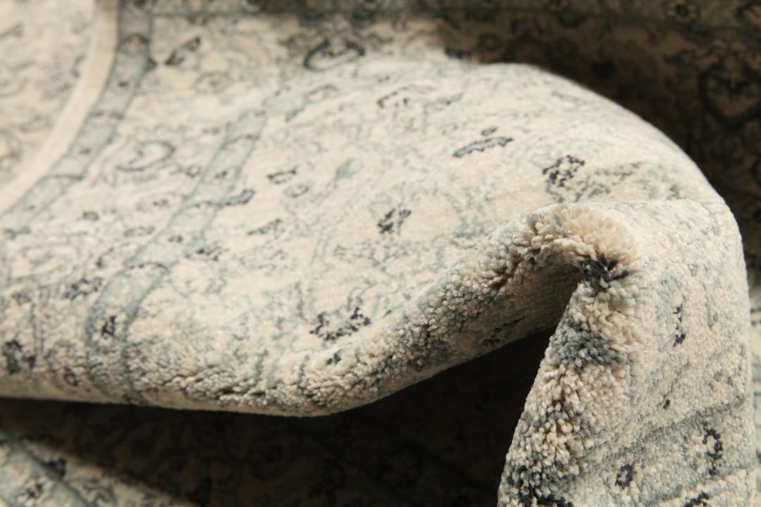 Beige og grønt løbertæppe med detaljeret mønster