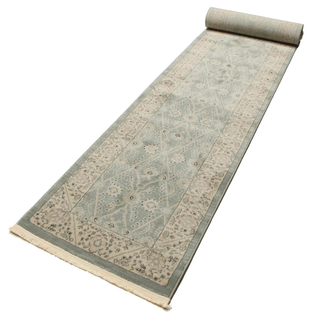Lichtblauwe loper met traditionele motieven