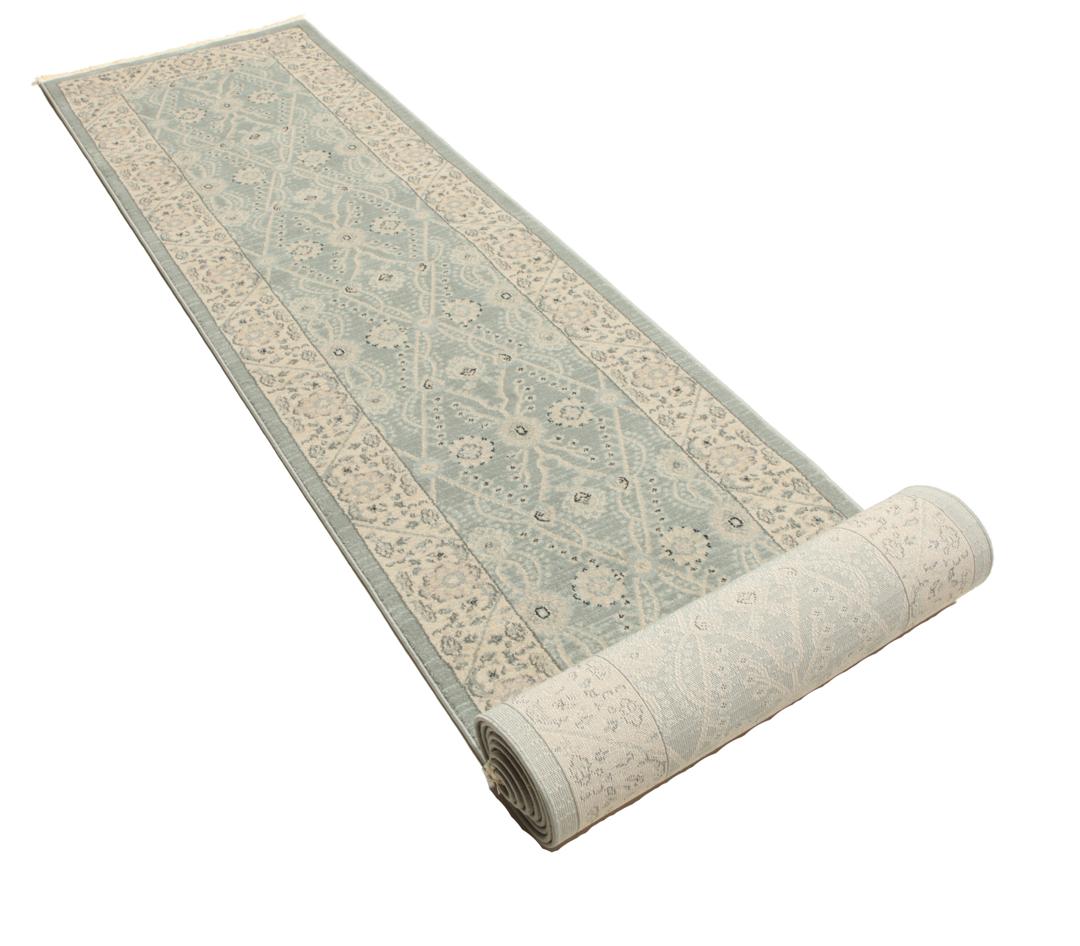 Lichtblauwe loper met traditionele motieven