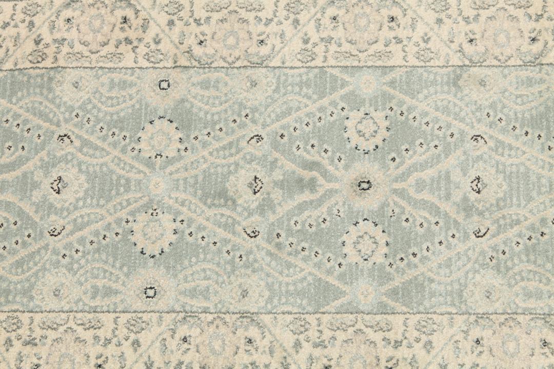 Lichtblauwe loper met traditionele motieven