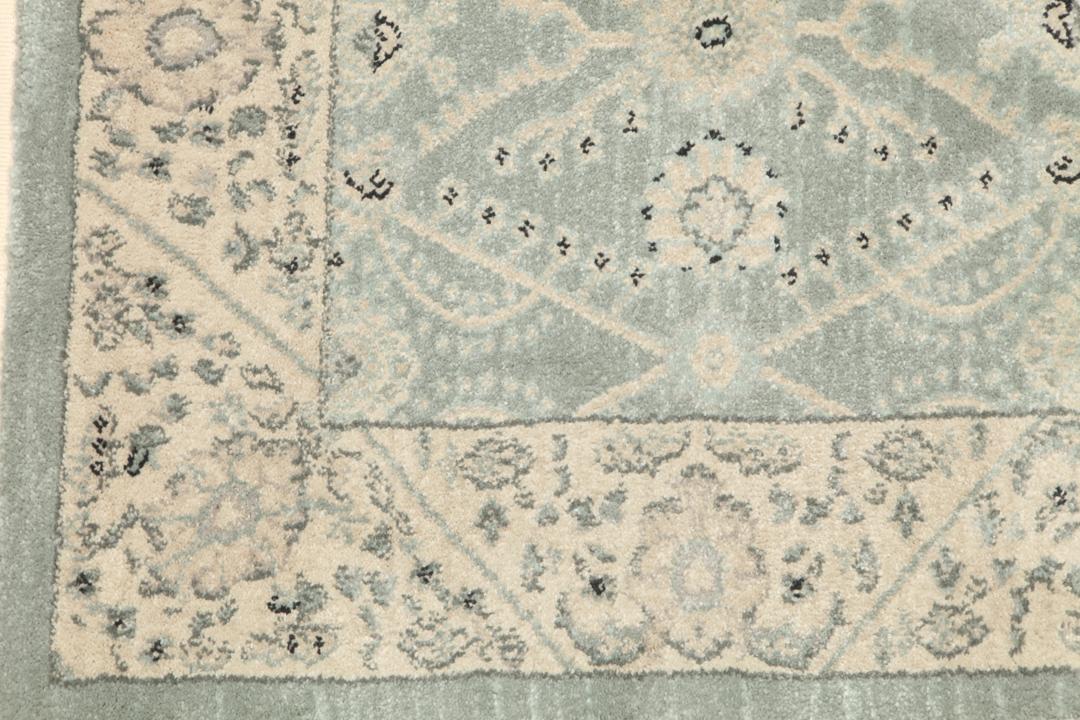 Lichtblauwe loper met traditionele motieven