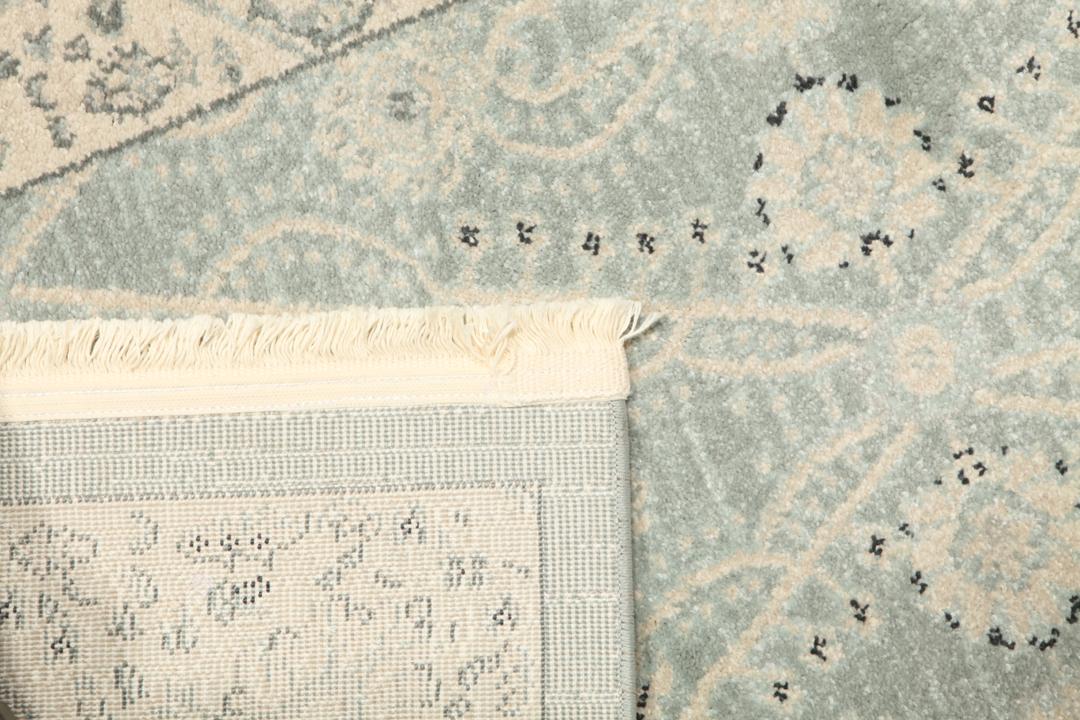 Lichtblauwe loper met traditionele motieven