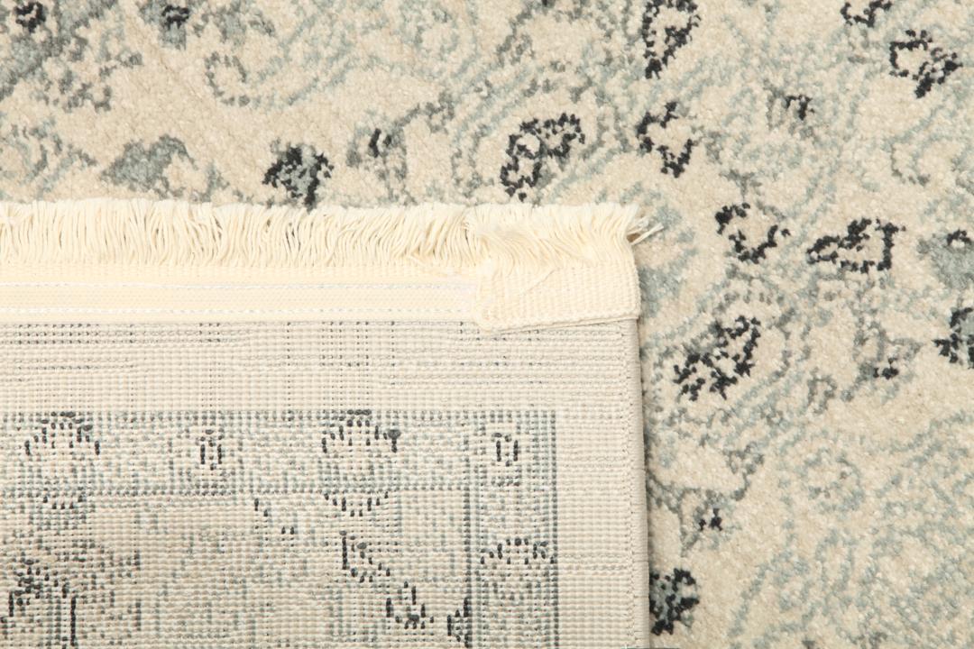 Beige og grønt løbertæppe med detaljeret mønster