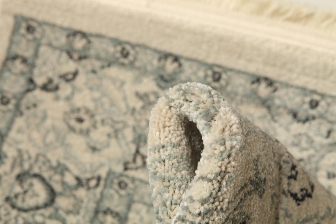 Beige og grønt løbertæppe med detaljeret mønster