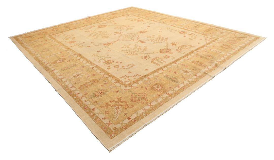 Vierkant handgemaakt Usak tapijt uit Turkije in beige