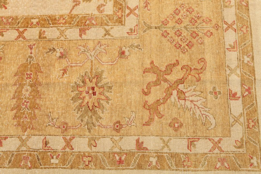 Vierkant handgemaakt Usak tapijt uit Turkije in beige
