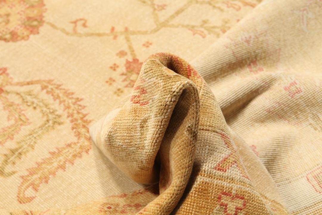 Vierkant handgemaakt Usak tapijt uit Turkije in beige