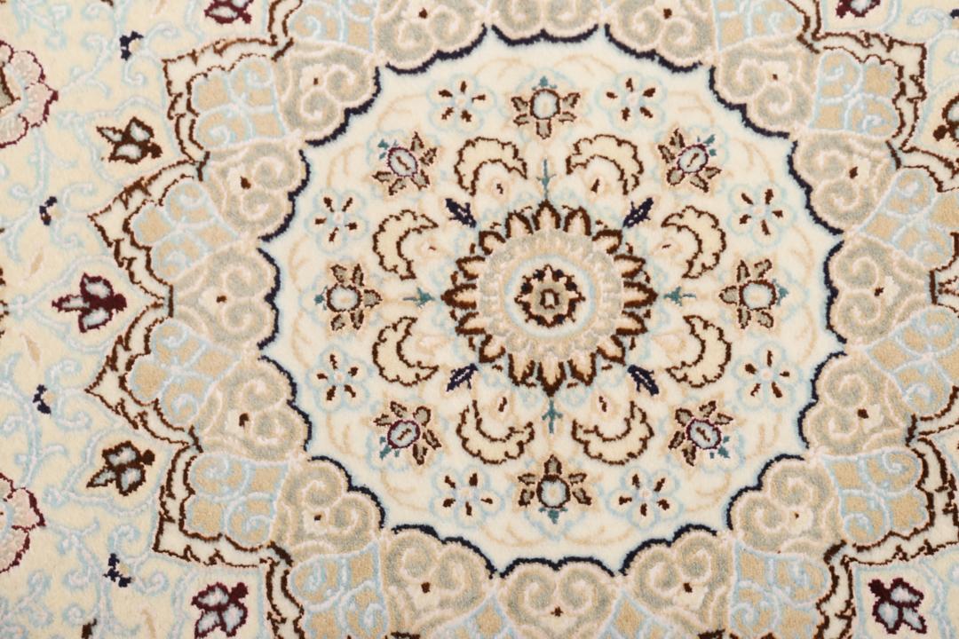Håndknyttet Nain 6La Habibian-tæppe med beige bund og blomstermotiver