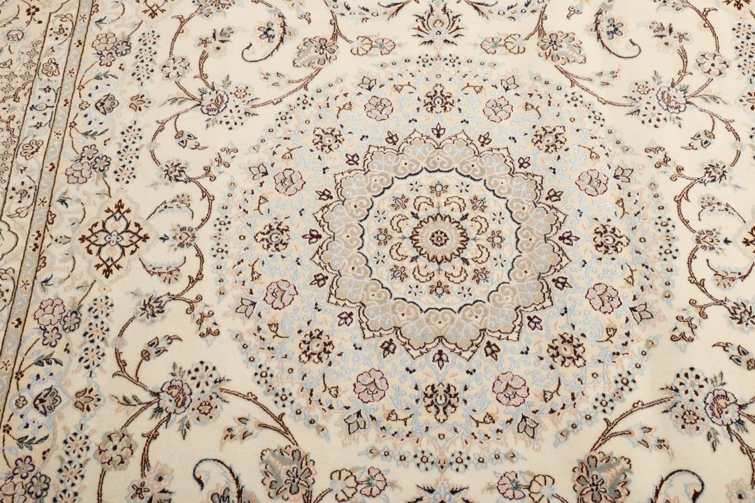 Håndknyttet Nain 6La Habibian-tæppe med beige bund og blomstermotiver