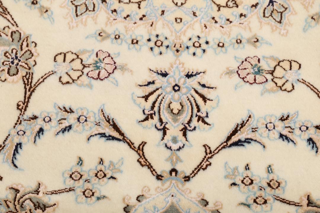 Håndknyttet Nain 6La Habibian-tæppe med beige bund og blomstermotiver