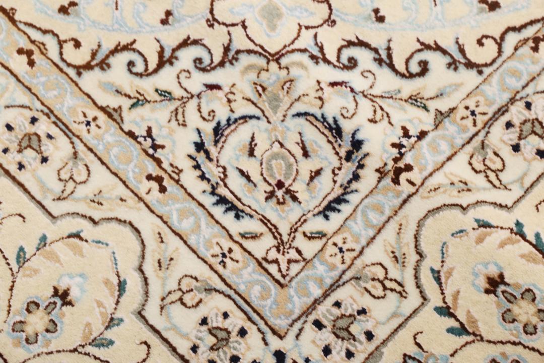 Håndknyttet Nain 6La Habibian-tæppe med beige bund og blomstermotiver