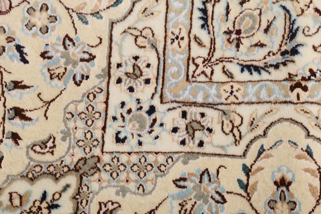 Håndknyttet Nain 6La Habibian-tæppe med beige bund og blomstermotiver