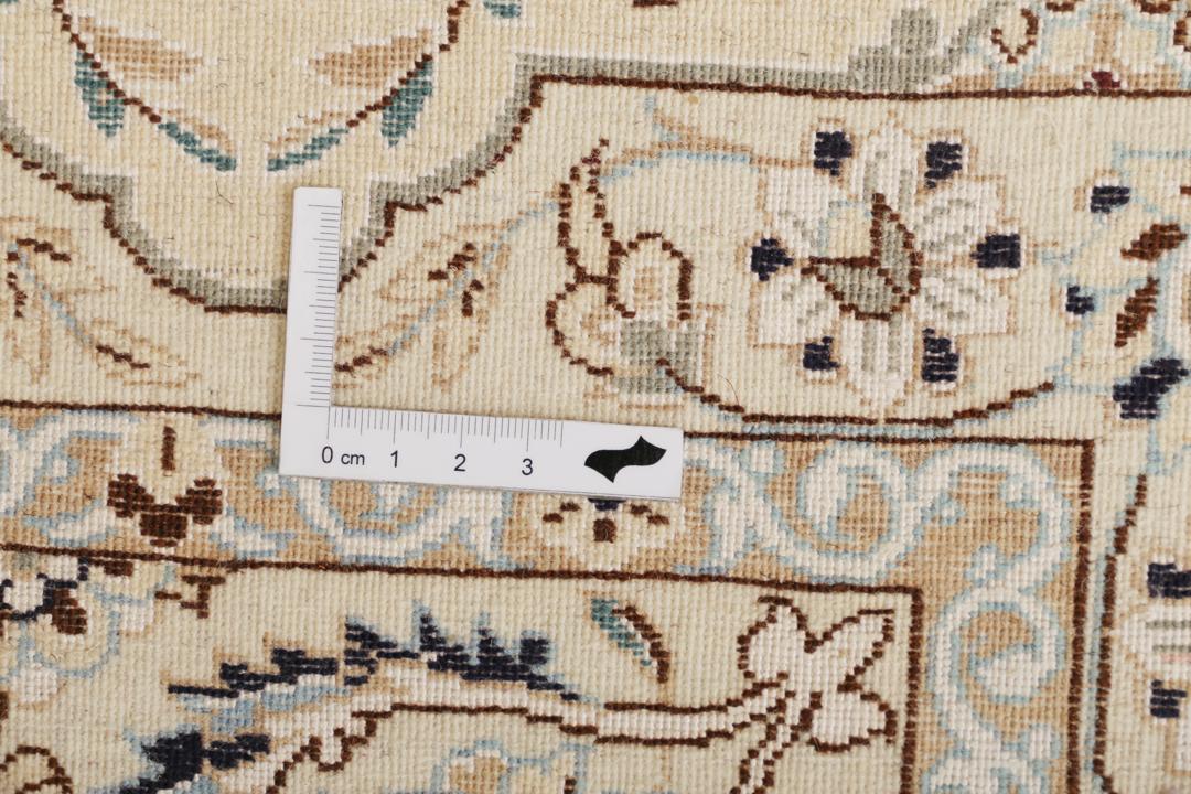 Håndknyttet Nain 6La Habibian-tæppe med beige bund og blomstermotiver