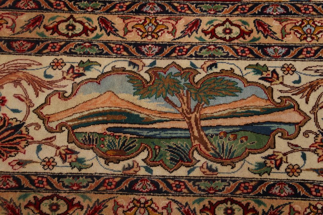Groot handgeknoopt Tabriz-tapijt met ingewikkelde bloemen- en dierenpatronen op een rode achtergrond.