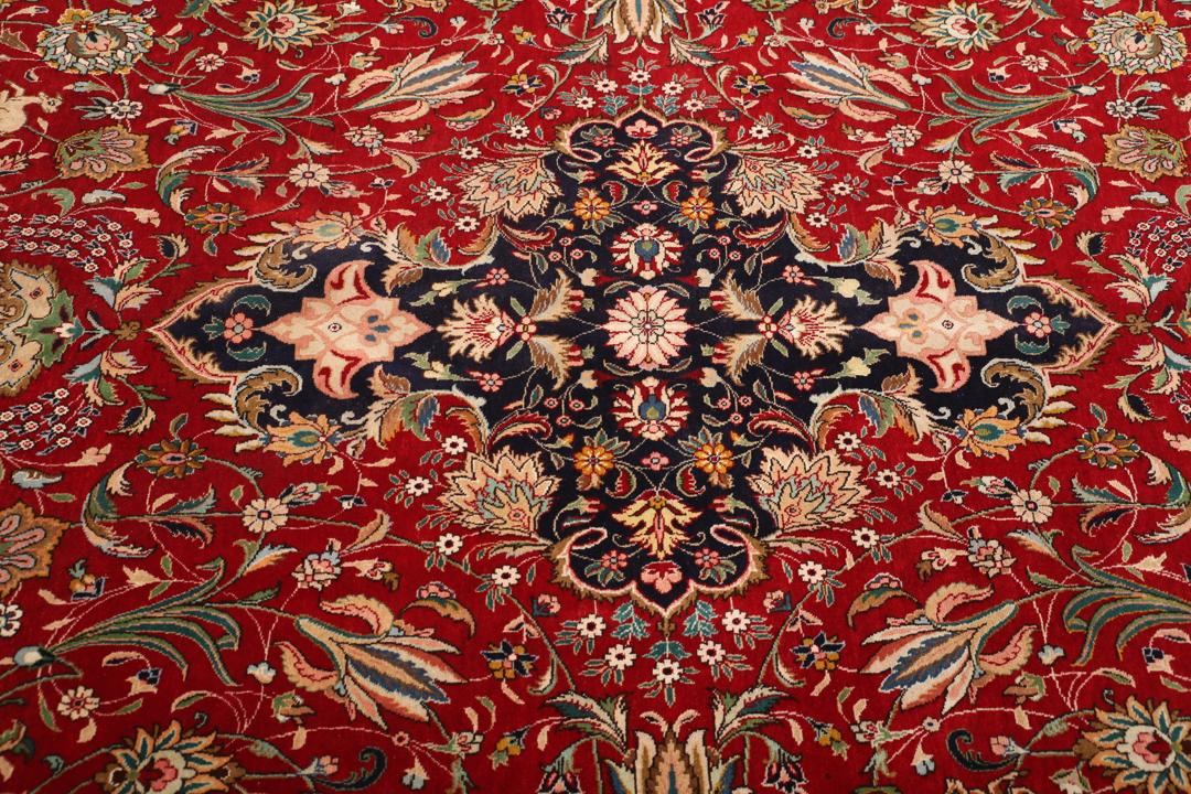 Groot handgeknoopt Tabriz-tapijt met ingewikkelde bloemen- en dierenpatronen op een rode achtergrond.