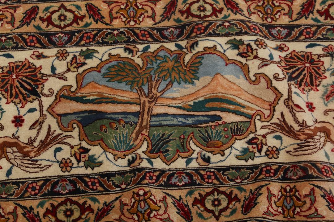 Groot handgeknoopt Tabriz-tapijt met ingewikkelde bloemen- en dierenpatronen op een rode achtergrond.