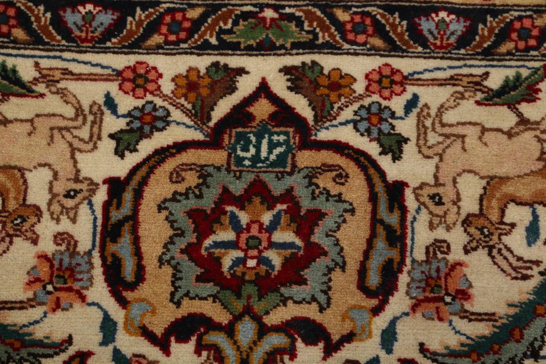 Groot handgeknoopt Tabriz-tapijt met ingewikkelde bloemen- en dierenpatronen op een rode achtergrond.